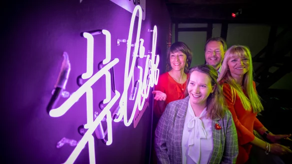 Thema: Gemeinsam blicken Künstlerin Luise Loué, Ausstellungskuratorin Janina Raub (von links), LWL-Kulturdezernentin Dr. Barbara-Rüschoff-Parzinger und Museumsdirektor Prof. Dr. Jan Carstensen auf den Schriftzug „#liebe". - © Torben Gocke