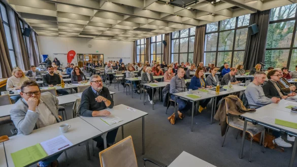Teilnehmer der SPD-Regionalkonferenz in Bielefeld h&ouml;ren aufmerksam zu, w&auml;hrend dr&auml;ngende Fragen zur zuk&uuml;nftigen Ausrichtung der Partei diskutiert werden. - &copy; Andreas Zobe