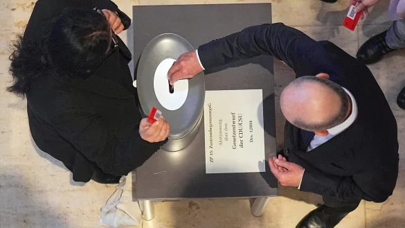 Bundeskanzler Olaf Scholz (SPD, rechts) gibt bei der Abstimmung über das "Zustrombegrenzungsgesetz" der Union zur Eindämmung der Migration im Bundestag seine Stimmkarte ab. - © picture alliance/dpa