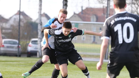 Kein Durchkommen: Dem Jerxer Fabian Richts (helles Trikot) wird der Weg von einem Rödinghauser Spieler versperrt. - © Oliver König