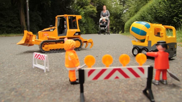 Der gr&uuml;ne G&uuml;rtel wird zur Gro&szlig;baustelle: Am Slavertorwall ist im kommenden Jahr kein Durchkommen. Mit schwerem Ger&auml;t r&uuml;cken die Bauarbeiter an, um die alte Reinigung abzurei&szlig;en und den Boden vom Gift zu befreien. - &copy; Till Brand