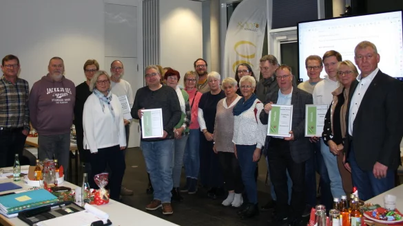 Bürgermeister Frank Meier (rechts) mit den Preisträgerinnen und Preisträgern. - © Gemeinde Extertal