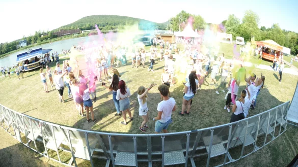 Auf dem Holi-Festival am Schieder-See hat es mehrere schwere Körperverletzungen gegeben. - © Nicole Ellerbrake