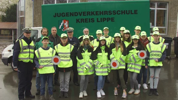 Die neuen Sch&uuml;lerlotsen stehen vor dem Fahrzeug der Jugendverkehrsschule. Mit dabei sind (hinten, von links) Michael Behler, Jens Evers, Dr. Eike Stiller, Bernd Kr&uuml;ger und Nils Donat. - &copy; Wulf Daneyko