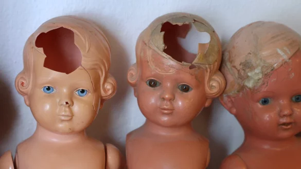 Besch&auml;digte Puppen - &copy; Foto: picture alliance / dpa