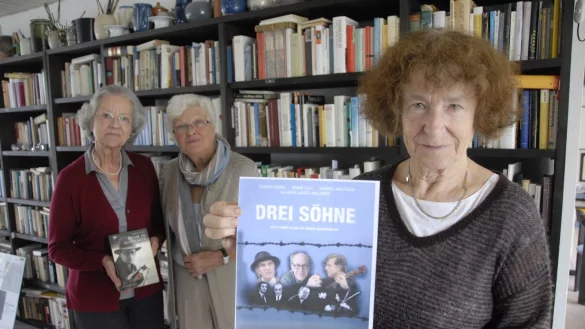 Freuen sich auf die Kinopremiere: (von links) Renate Pennig, Margarete Bäßler und Teda Wellmer zeigen das Plakat des Filmes „Drei Söhne". Durch die finanzielle Förderung der alten Garde der „Frauen für Lemgo" konnte dieser realisiert werden. - © Alexandra Schaller