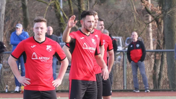 Im Wartestand: S&ouml;ren Rottsch&auml;fer (vorne) wechselt vom FC Augustdorf zum BSV M&uuml;ssen. - &copy; Sebastian Lucas