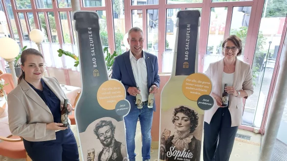 Natursolehaltige Durstlöscher für die Kurstadt: Bad Salzuflens Bürgermeister Dirk Tolkemitt (Mitte), Kurparkhotel-Inhaberin Swetlana Lenger (links) und Myriam Heidemann von der Stadt freuen sich über die neuen Getränkesorten. - © Stadt Bad Salzuflen