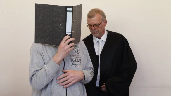 Andreas V. darf den Saal nicht verlassen, w&auml;hrend seine Opfer aussagen. Ein Antrag von Verteidiger Johannes Salmen (rechts) hat das Gericht abgelehnt. - &copy; Bernhard Preu&szlig;