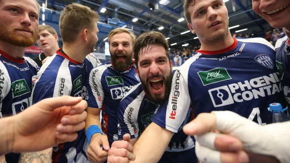 Schon wieder mittendrin: Tim Suton (Dritter von rechts) mit Patrick Zieker, Christoph Theuerkauf, Andrej Kogut, Alexander Engelhardt und Jonathan Carlsbogard. - &copy; Paul Cohen