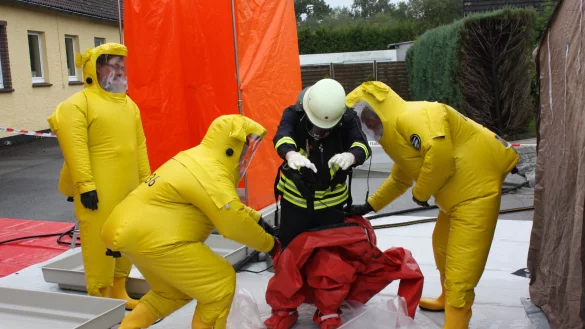 Fast wie im Weltraum: Die Einsatzkr&auml;fte schl&uuml;pfen bei der &Uuml;bung in besondere Schutzanz&uuml;ge. - &copy; Feuerwehr Horn-Bad Meinberg