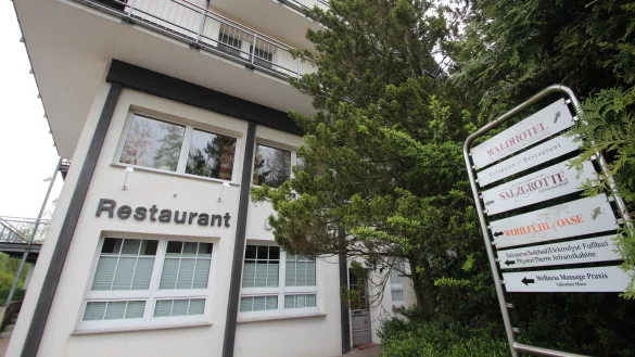 Geschlossen: Das Waldhotel Dörentrup ist dicht – das Restaurant gibt es dort schon seit zwei Jahren nicht mehr. Salzgrotte und Wohlfühloase machen aber weiter. - © Jens Rademacher