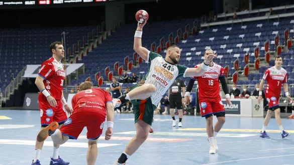Typisch f&uuml;r den TBV am Mittwochabend in Hannover: TSV-Kreisl&auml;ufer Ilija Brozovic zeigt Gedeon Guardiola, Andrej Kogut, Marcel Timm und Isaias Guardiola die Hacken. - &copy; 2020 Oliver Vosshage PhotographyTel: 0179-3971520 / 0511-9993412