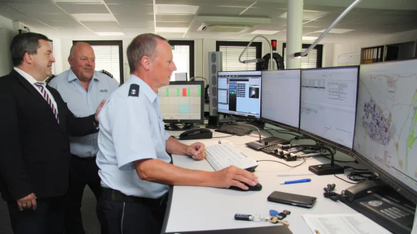 In der neuen Leitstelle: Dr. Axel Lehmann, Polizeihauptkommissar Achim Thomaschewski und Oberkommissar Frank Kr&uuml;ger. - &copy; Martin Hostert