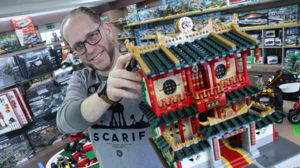 Thorsten Klahold verkauft Klemmbaustein-Alternativen. In seinem Laden gibt es kein Lego. F&uuml;r die Marke Qman ist er auch Gro&szlig;h&auml;ndler. - &copy; Jens Reddeker