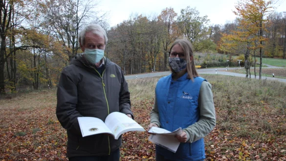 Bernd M&uuml;hlenmeier und Kim Fasse von der D&ouml;rentruper Nabu-Gruppe wollen die Geburtshelferkr&ouml;te auf dieser Fl&auml;che an der Grenze von D&ouml;rentrup, Kalletal und Extertal wieder ansiedeln. - &copy; Jens Rademacher