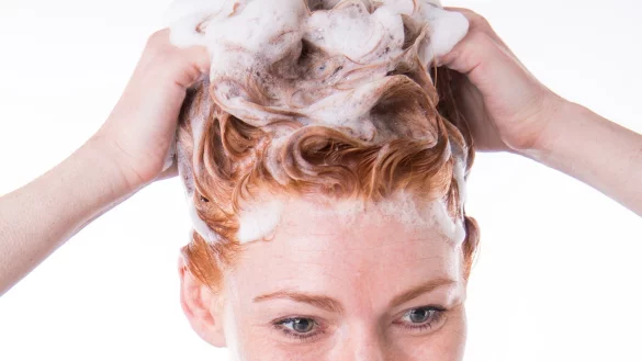 Haarw&auml;sche mit Farbschutz-Shampoo - &copy; Foto: Christin Klose/dpa-tmn