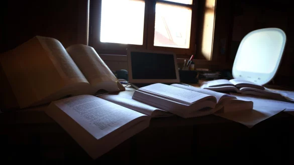 Studentenschreibtisch - &copy; Foto: Karl-Josef Hildenbrand/dpa