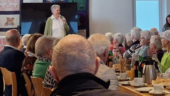 Vera Varlemann begr&uuml;&szlig;t die G&auml;ste im vollbesetzten Gemeindehaus in Varenholz. - &copy; B&auml;rbel Kuhlmann