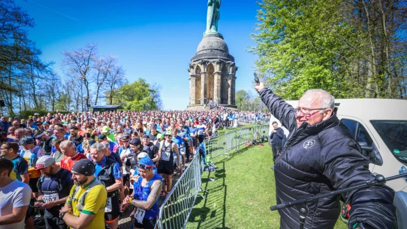 Hermannslauf-Mitbegründer und Schirmherr Peter Gehrmann, der seit vielen Jahren die Teilnehmenden mit dem Startschuss auf die Strecke geschickt hat, wird dieser Aufgabe am 27. April nicht nachkommen. - © Sarah Jonek