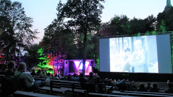 Endlich wieder &ndash; das Publikum genie&szlig;t es wieder rauszukommen. Die Auftakveranstaltung &uuml;berzeugt mit dem unver&auml;nderten Mondscheinkino-Ambiente. - &copy; Joline Heller