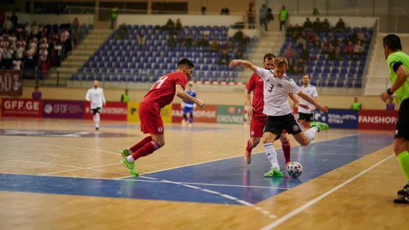 Zieht mit Links ab: Michel Schnitzerling im Dress des DFB-Teams. - &copy; Luke Wolfgarten