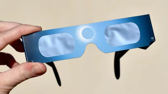 Die Sonnenfinsternis durch eine Spezialbrille beobachten - &copy; Foto: Ralf Hirschberger/dpa-Zentralbild/dpa-tmn