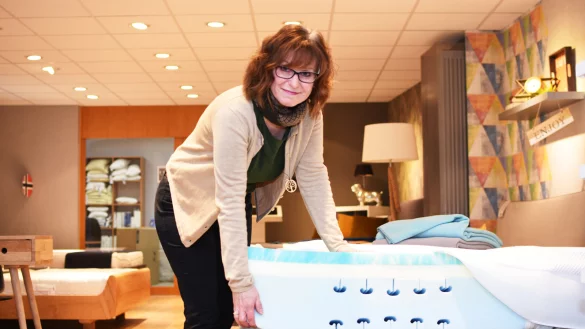 Schlafberaterin Susanne Neulitz zeigt die Beschaffenheit einer Hightech-Schaummatratze, die eine optimale Druckentlastung des Schläfers verspricht. - © Raphael Bartling