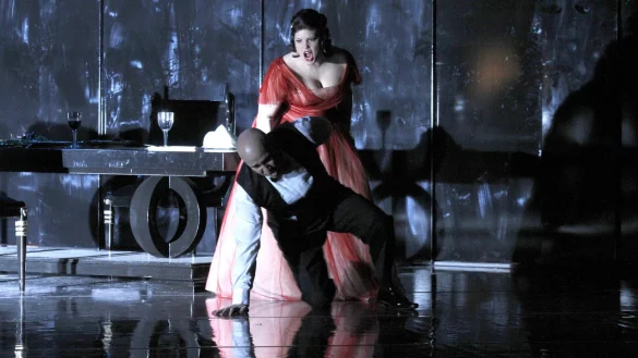 Naives M&auml;dchen in der H&ouml;hle des L&ouml;wen: Megan Marie Hart spielt die junge S&auml;ngerin Tosca, Sandor Balla verk&ouml;rpert Polizeichef Scarpia als Raubtier im Ma&szlig;anzug. - &copy; Foto: Landestheater Detmold/Klaus Lefebvre