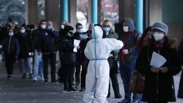 Schlange stehen in Bozen - &copy; Foto: Antonio Calanni/AP/dpa