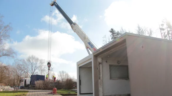 Mit einem großen Kran sind die neue (links) und die alte Garage an ihren jetzigen Standort gehievt worden. Die alte Feriggarage stand zuvor links, wo jetzt noch der Schutt vom Fundament zu sehen ist. - © Carolin Brokmann-Förster