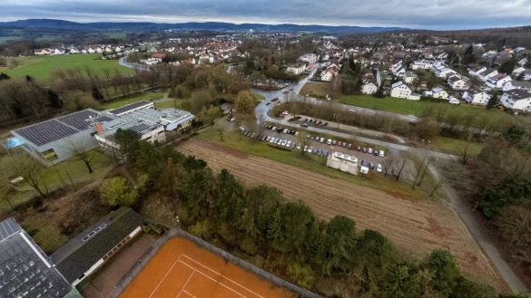 Auf dem schmalen Streifen zwischen dem Tennisplatz und dem Parkplatz k&ouml;nnte in Bad Meinberg ein Gesundheitszentrum entstehen. Zul&auml;ssig w&auml;ren aber auch andere Nutzungen von einem Klinikbetrieb &uuml;ber Dienstleistungsangebote bis hin zu Sport- und Freizeitanlagen. - &copy; Torben Gocke