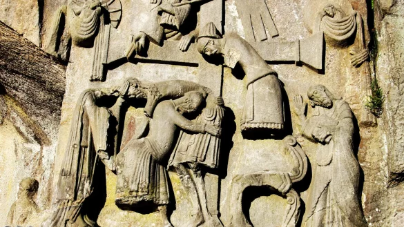 Mittelalterliches Vorbild: Auf dem Kreuzabnahmerelief an den Externsteinen wird rechts neben dem Kreuz etwas dargestellt, das nationalsozialistische Kreise als gebeugte Irminsul interpretieren. Kunsthistoriker folgen dieser Interpretation ausdrücklich nicht. Doch seit den 1920-er Jahren steht das Symbol auf dem Relief in rechtradikalen, aber auch in esoterischen Kreisen Pate für die Irminsul. - © Jähne