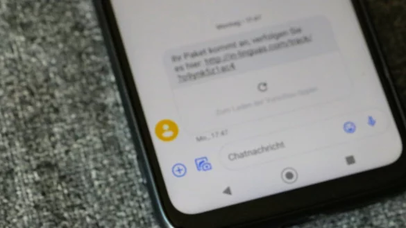 SMS mit Links aus nicht vertrauensw&uuml;rdigen Quellen werden verschickt, um potenzielle Opfer dazu zu bringen, sich selbst einen Trojaner zu installieren. - &copy; Yvonne Glandien