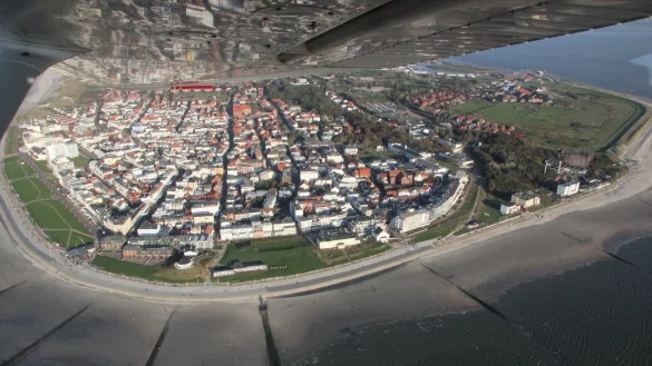 Norderney von oben &ndash; das Inselquartier des Kreises dort ist seit Jahren beliebtes Ziel Tausender Sch&uuml;ler und Sportler. In diesen Zeiten allerdings steht das Haus es leer, dem Kreis fehlen hier und auf Langeoog bis jetzt 250.000 Euro Einnahmen.&nbsp; - &copy; Martin Hostert