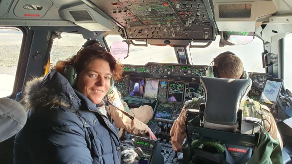 Bundestagsabgeordnete Kerstin Vieregge durfte den Landeanflug auf Kabul im Cockpit der Milit&auml;rmaschine erleben.&nbsp; - &copy; Bundeswehr