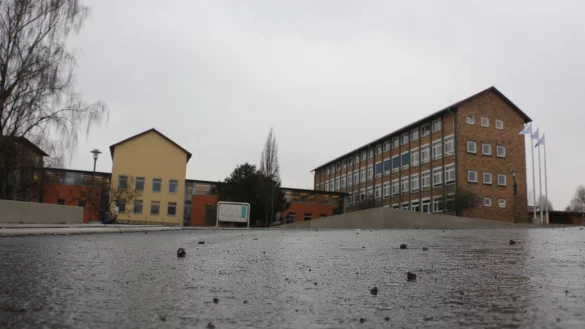 Viel diskutiert: Am Kr&uuml;gerkamp d&uuml;rfen die Anwohner auch weiterhin mit dem Auto zwischen den Sitzstufen vor dem L&uuml;ttfeld-Berufskolleg fahren. - &copy; Janet K&ouml;nig