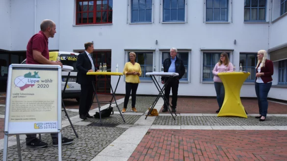 Redakteurin Nadine Uphoff (rechts) im Gespr&auml;ch mit den B&uuml;rgermeisterkandidaten (von links) Martin Thiel (FWG), Dr. Andreas Wulf (CDU), Carola Pla&szlig; (parteilos), Thomas Katzer (SPD) und Lisa Ritter (FDP). - &copy; Raphael Bartling