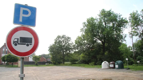 Der triste Schotterplatz an der Kampstra&szlig;e d&uuml;rfte schon bald zur Baustelle werden. Stadt und Stadtplaner sehen die Probleme, die das Vorhaben gebremst haben, als so gut wie gel&ouml;st an. - &copy; Dieter Asbrock