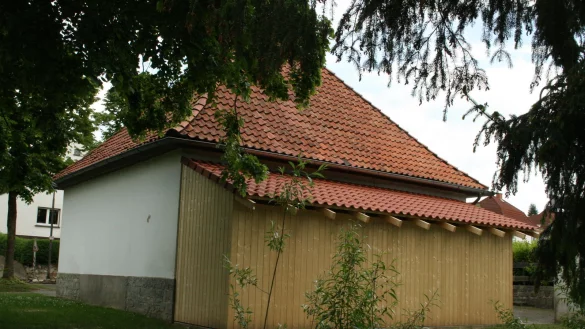 Schwarzbau oder genehmigungsfrei? Der von der Stadt Barntrup vorgenommene Anbau an das historische Spritzenhaus in Alverdissen wirft Fragen auf. - &copy; Sylvia Frevert(LZ)