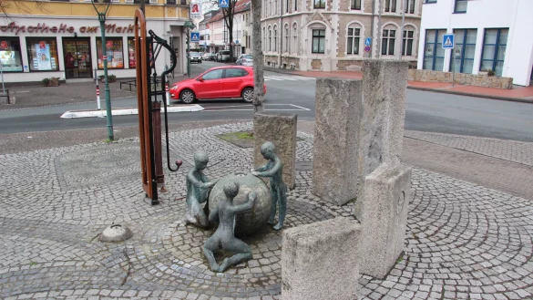 Alt und neu: Seit 1991 gibt es das Wasserspiel auf dem Marktplatz samt Steinen und Skulpturen. Die Schwengelpumpe (links) ist jetzt direkt daneben einbetoniert worden &ndash; sie ist aber ohne Funktion. - &copy; Stefan Backe