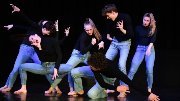 Die T&auml;nzer der Gruppe R&ecirc;ver Danse verzichten auf Kost&uuml;me und B&uuml;hnenbild. Der Fokus liegt auf der Handlung. - &copy; Nicole Ellerbrake
