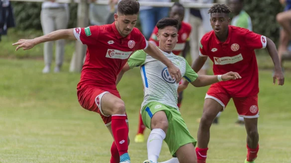 Starke Szene: Der Wolfsburger Avghostinho DOliveira (Mitte) bleibt gegen den Mainzer Kennet Hanner-Lopez zweiter Sieger, im Hintergrund schaut Leandro Barreiro Martins (rechts) zu. - &copy; Egon Penner