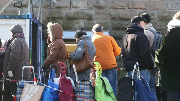 Kunden der Essener Tafel. - © picture alliance / Roland Weihrauch/dpa