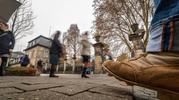 Das Pflaster soll erneuert werden: Die Stadt plant den Umbau der Langen Stra&szlig;e ab 2021. Der Abschnitt vor dem Schlossplatz w&auml;re der erste von drei Bauabschnitten. Es soll einer pro Jahr in Angriff genommen werden. - &copy; Torben Gocke