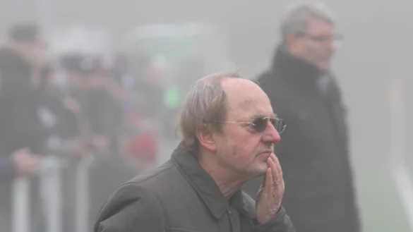 Nebel in Brake: F&uuml;r Berater Rolf-R&uuml;diger "Docci" Rottmann und Trainer Andreas Ridder (im Hintergrund) sind die Aussichten mies. - &copy; Sebastian Lucas