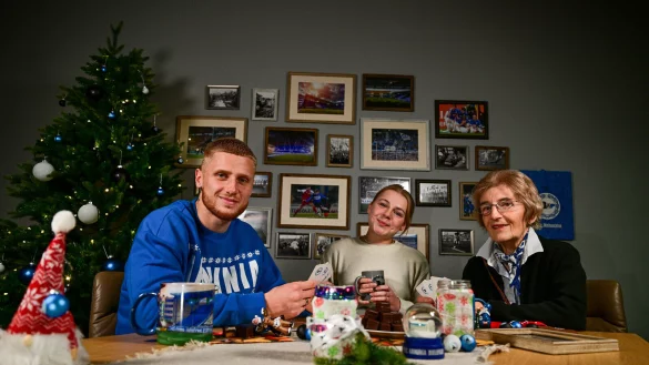 Arminia Weihnachten 2024
Louis Oppie, Josephine Leweling und ihre Oma... - &copy; Marc Niemeyer