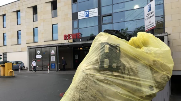 Ganz ordnungsgem&auml;&szlig; scheint dieser Gelbe Sack nicht gef&uuml;llt zu sein, Papier geh&ouml;rt dort jedenfalls nicht hinein. Momentan ist der Rewe-Markt an der Osterstra&szlig;e (im Hintergrund) die einzige Ausgabestelle in der Stadt. - &copy; Sven Kienscherf
