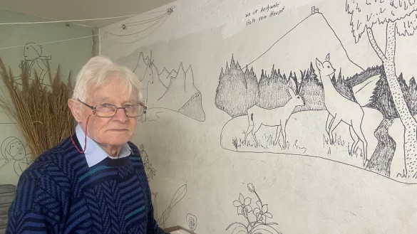 Wandmalereien schm&uuml;cken den Keller der Familie Hielscher - unter anderem hat der G&auml;rtnermeister auch den Hochwald gemalt, einen Berg aus seiner Heimat Niederschlesien. Auf dem Berg steht eine Burgruine. - &copy; Silke Buhrmester