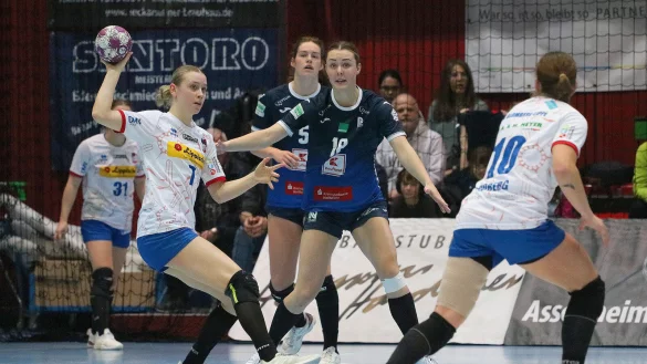 Blombergs Leni Ruwe (links) zeigte trotz der hohen Niederlage in Neckarsulm eine engagierte Leistung. - &copy; Eibner-Pressefoto/Larissa Eisele